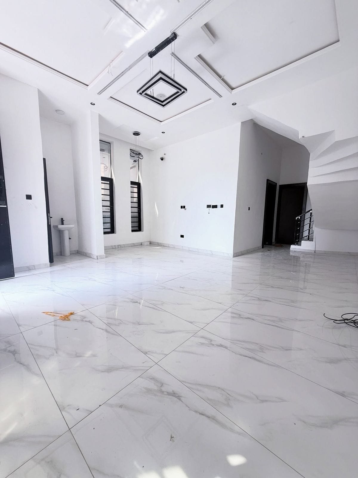 أعمال العزل والأسطح والواجهات